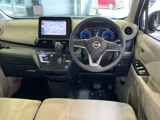 運転席からの視界が左右に広く隅々まではっきりと見渡せます。クルマの前端も把握しやすく安心して運転できます。