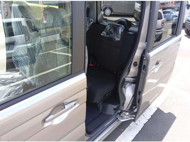 両側ワンアクションパワースライドドアで荷物を持っていても楽々♪