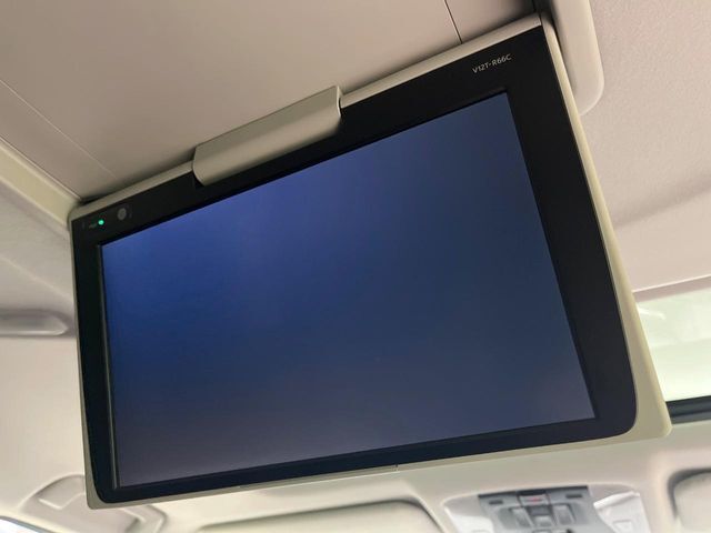 【フリップダウンモニター】大画面モニターで後席でもエンタメをお楽しみいただけます。小さなお子様にも大人気の装備です♪