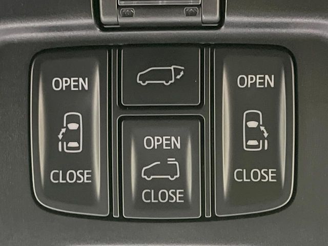 【両側パワースライドドア】スマートキーや運転席のスイッチで後席両側スライドドアの開閉が可能♪電動だから力を入れてドアを開ける必要が無く、小さなお子様でも簡単に開け閉めでき快適です♪