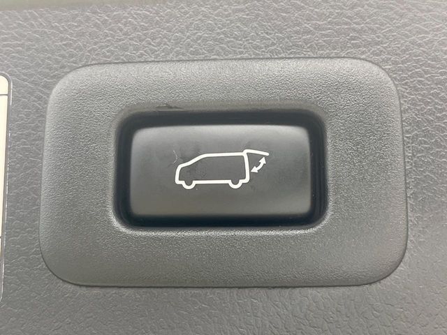 【パワーバックドア】スマートキーや運転席のボタンを押すだけでリアゲートが自動で開閉します！荷物を持っている時や、高い位置にあるバックドアを閉める際に便利な機能です♪