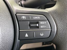 【アダプティブクルーズコントロール】高速道路での長距離走行が楽に！！自動で速度を保つクルーズコントロールが、衝突軽減システムと連携し、前方の車両を感知して車間を保つように速度調節してくれます！！