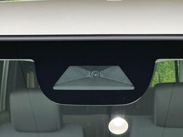 【ホンダセンシング】走行中に前方の車両等を認識し、衝突しそうな時は警報とブレーキで衝突回避と被害軽減をアシスト。より安全にドライブをお楽しみいただけます。