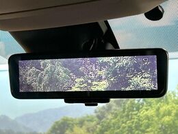 【インテリジェントルームミラー】後席の大きな荷物や同乗者で後方が確認しづらい時でも安心！カメラが撮影した車両後方の映像をルームミラー内に表示。クリアな視界で状況の確認が可能です！