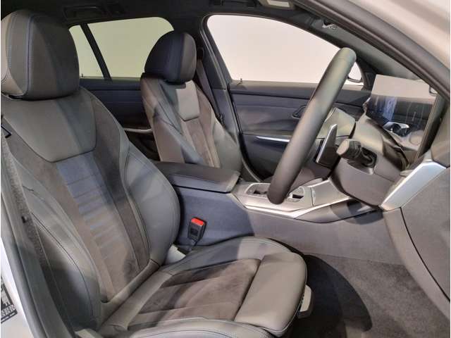 【コックピットシート】BMW車の主役席。車体中央にくる様に配置し車両重心とが一致する事でドライバーと車との一体感あるドライビングを実現。人間工学に基づき形成した形状が長時間のドライブ疲労も軽減します！