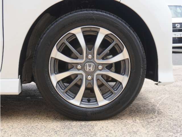 アルミホイール装着車です！これで足元まわりもおしゃれにきまります！