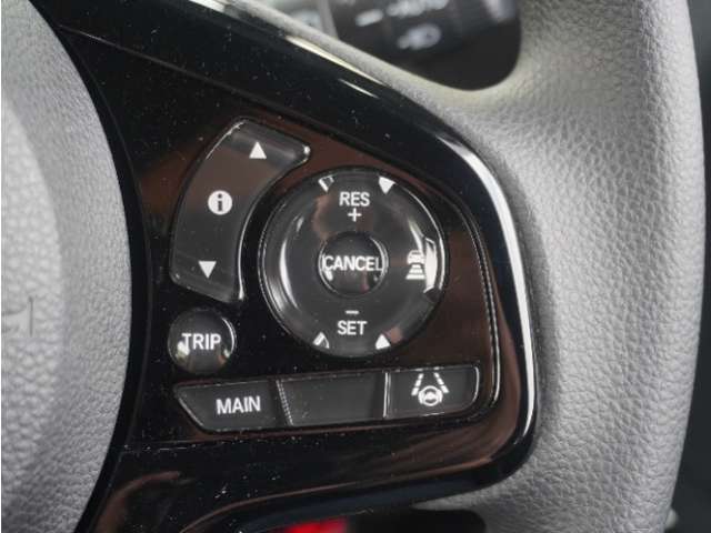 【アダプティブクルーズコントロール】予め設定した車速内でクルマが自動的に加減速。前走車との適切な車間距離を維持しながら追従走行します。【LKAS】車線維持支援システムでステアリング操作を支援。