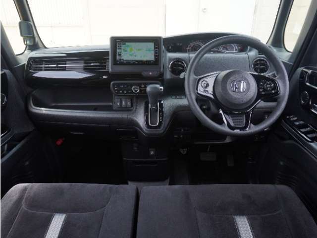 視界広々で非常に運転しやすくロングドライブでも疲れを感じさせないすっきりとまとまったインパネ周りです。