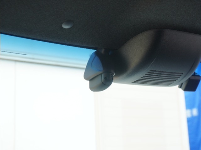 ◆ドライブレコーダー◆映像・音声などを記録する自動車用の装置です。　もしもの事故の際の記録はもちろん、旅行の際の思い出としてドライブの映像を楽しむことができます。