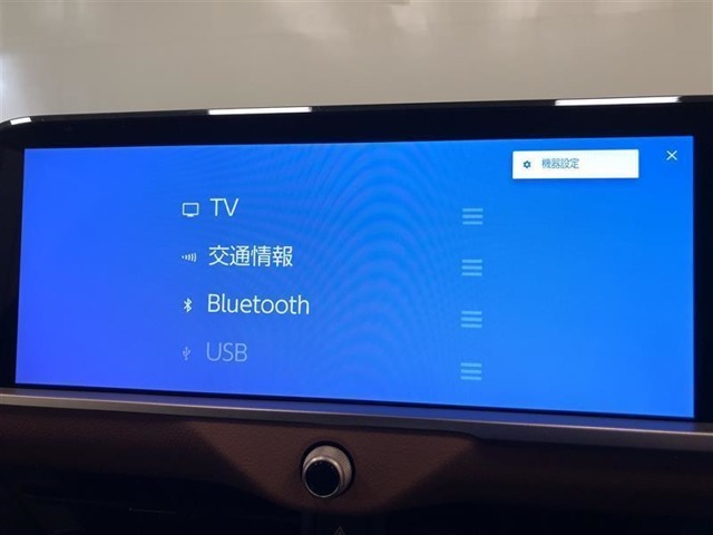 フルセグTV、AM/FMチューナー、Bluetooth、USB入力(動画・音楽再生/給電)、スマートフォン連携が使用可能です。詳しくは店舗スタッフまでお尋ねください。