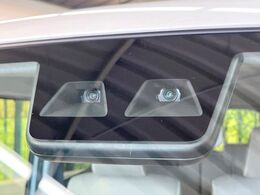 【スマートアシスト】走行中に前方の車両等を認識し、衝突しそうな時は警報とブレーキで衝突回避と被害軽減をアシスト。より安全にドライブをお楽しみいただけます。