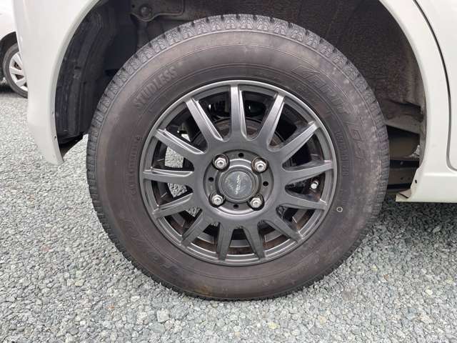 社外アルミホイール付きです。