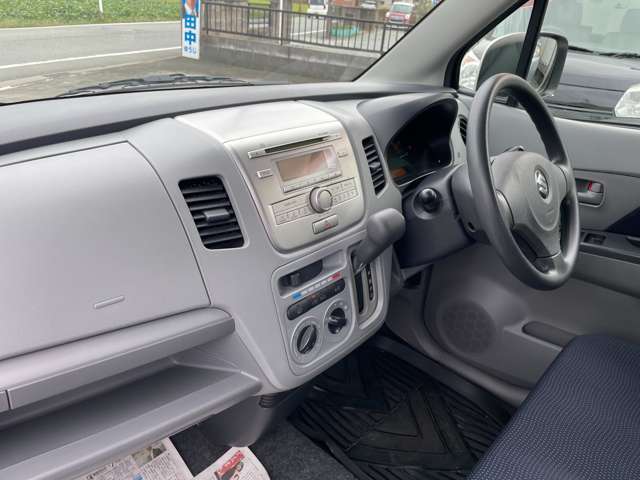 助手席側から見たハンドル・インパネ廻りの画像です。