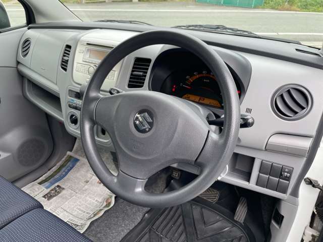 助手席側から見たハンドル・インパネ廻りの画像です。