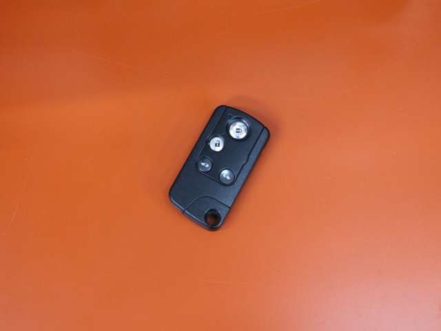 さらにスマートキーも装備されていてお車の高額装備のひとつです！！カバンの中から鍵を探す手間もなくすぐに開閉できます！両手が荷物で塞がっている時や雨のときなど便利ですね！