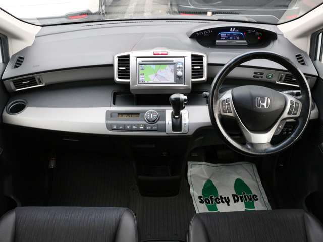 スッキリとフリードHVらしいデザインのダッシュ回り！フロントビューの視認性もよく運転しやすいと思います★