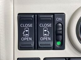 【両側パワースライドドア】スマートキーや運転席のスイッチで後席両側スライドドアの開閉が可能♪電動だから力を入れてドアを開ける必要が無く、小さなお子様でも簡単に開け閉めでき快適です♪
