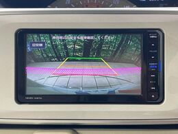 【バックカメラ】駐車時に後方がリアルタイム映像で確認できます。大型商業施設や立体駐車場での駐車時や、夜間のバック時に大活躍！運転スキルに関わらず、今や必須となった装備のひとつです！