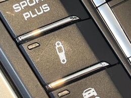 ●ポルシェ・アクティブ・サスペンション・マネジメント（PASM）：電子制御ダンパーシステムにより、路面状況やドライビングスタイルに応じて、各ダンパーの減衰力を無段階にアクティブ制御します。
