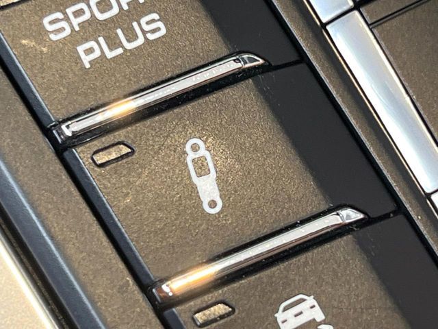 ●ポルシェ・アクティブ・サスペンション・マネジメント（PASM）：電子制御ダンパーシステムにより、路面状況やドライビングスタイルに応じて、各ダンパーの減衰力を無段階にアクティブ制御します。