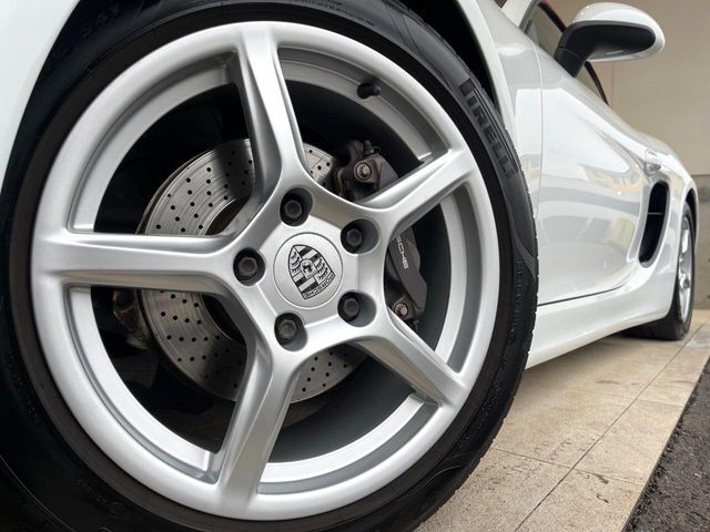 ●純正18インチアルミホイール：輸入車ならではの卓越した走りを支えるホイールと足回りです！日本車の走りに慣れている方にもぜひ体感して頂きたいほど、高いレベルでまとまっています！