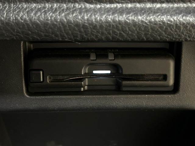 【ETC車載器】を装備しておりますので、ご納車直後からの遠距離ドライブも可能です。土日の利用料金の割引や、朝夕の通行料金を割引料金で高速道路をお楽しみいただけます。