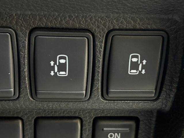 【両側電動スライドドア】運転席よりボタンひとつで開閉可能なスライドドアです。雨の日のお迎えの時など様々な場面で非常に便利