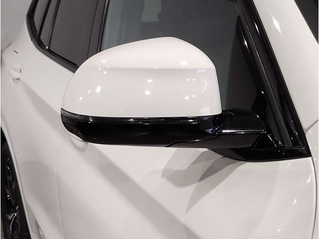 【BMWミラー】視認性の高いスタイリッシュなミラー。自動防眩機能も付いており夜間のドライビングをサポートします。