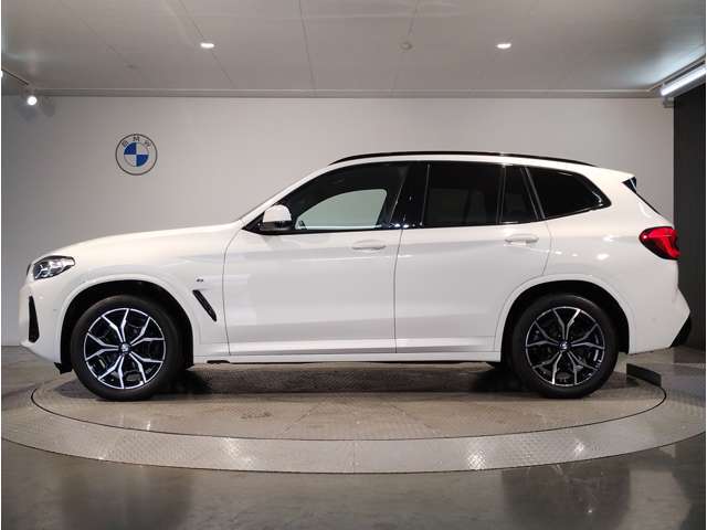 【BMWのxDrive】xDriveはいかなる状況下でも安定した走りを実現しています。 これによりストレスなく運転できることはもちろんのこと、安全性能も向上しています。