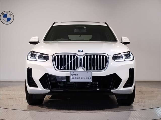 【キドニーグリル】BMWは約90年もの間、ほぼ全ての車両にひと目でBMWだと分かるこの特徴的なフロントグリルが備えられ、デザイン・アイコンとして親しまれてきました。