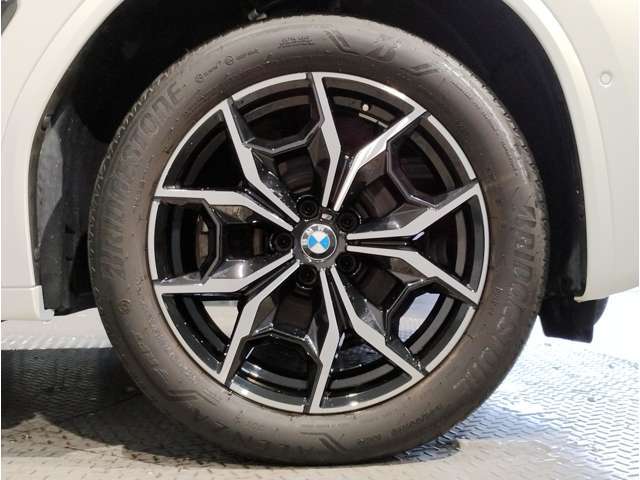 【BMWアロイホイル】軽量かつ強度に拘ったアロイホイル。走行性能ポテンシャルを引き出す設計。車の足元を引き締めてくれる大きなポイントはアロイホイルです。