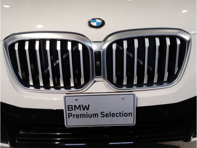【キドニーグリル】BMWは約90年もの間、ほぼ全ての車両にひと目でBMWだと分かるこの特徴的なフロントグリルが備えられ、デザイン・アイコンとして親しまれてきました。