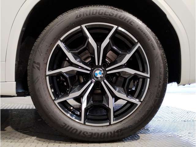 【BMWアロイホイル】軽量かつ強度に拘ったアロイホイル。走行性能ポテンシャルを引き出す設計。車の足元を引き締めてくれる大きなポイントはアロイホイルです。