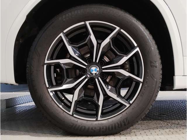 【BMWアロイホイル】軽量かつ強度に拘ったアロイホイル。走行性能ポテンシャルを引き出す設計。車の足元を引き締めてくれる大きなポイントはアロイホイルです。