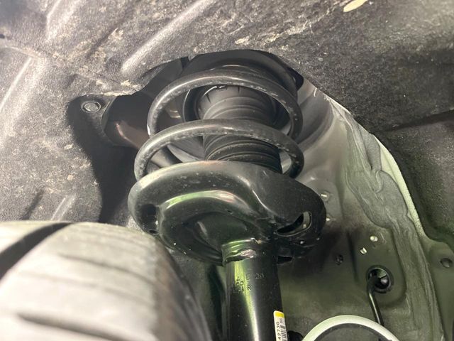 お車を安心してお乗りいただく為には、足回りの定期点検が欠かせません。サービスサポート（有償保証）では無料点検もご提供しており、安心のカーライフをお過ごしいただけるサポート体制が整っています。