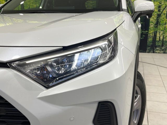 【LEDヘッドライト】悪天候や夜間走行時も良好な視界を確保し安心して運転できる高輝度LEDヘッドライトを装備！点灯速度が早く、消費電力も抑えられています。