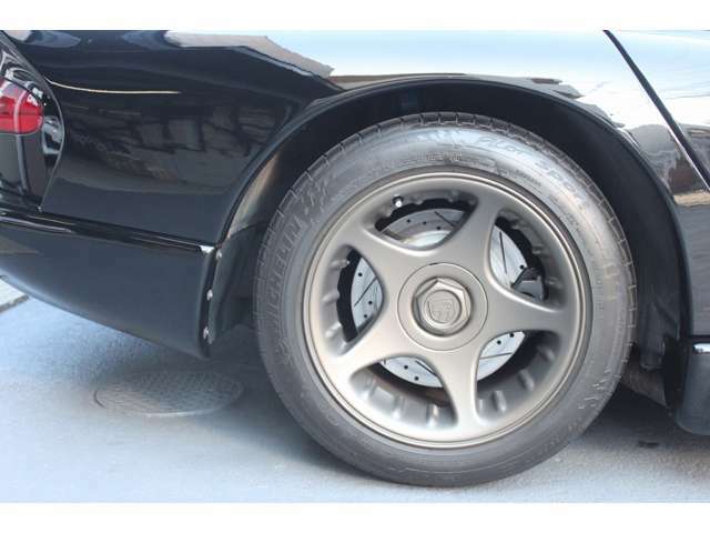 ★リアタイヤもミシュラン335サイズのタイヤにスリット入りディスクローター♪前後ともタイヤの溝も充分御座います♪