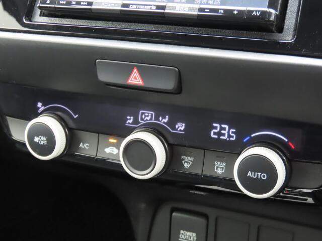 オートエアコン装備。温度設定ができて、室内快適ですよ。