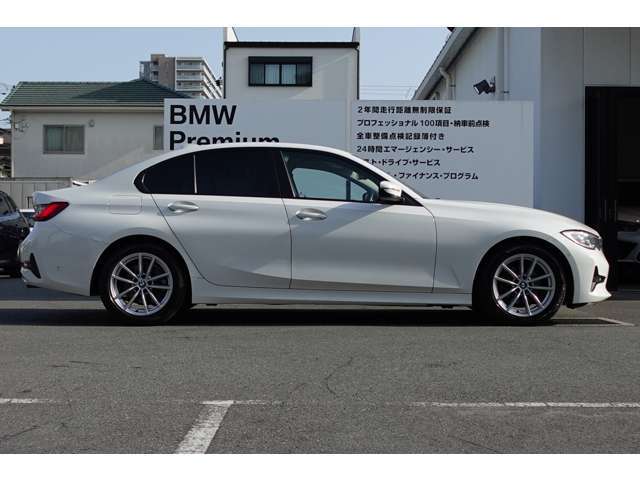 ロングホイールベース＆ショートオーバーハングを採用する事で快適性と運転性能の両立を実現しています。また、エクステリアデザインがスタイリッシュに引き締まります。