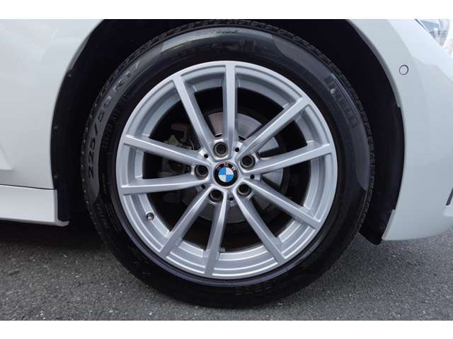 【BMWアロイホイール】軽量かつ強度に拘ったアロイホイール。走行性能ポテンシャルを引き出す設計。タイヤのサイドウォールが強化されたランフラットタイヤは、パンク時にタイヤがつぶれてもリムから外れません。