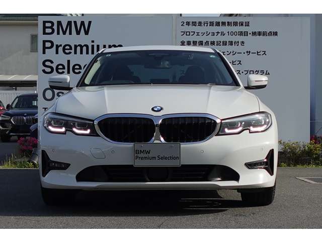 BMWの代名詞の【キドニーグリル】グリルが腎臓のように見えるので【キドニー】と呼ばれるようになりました。一目見ただけでBMWであると認識できる確固たるアイコンとして存在感を放ちます。