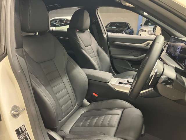 【コックピットシート】BMW車の主役席。車体中央にくる様に配置し車両重心とが一致する事でドライバーと車との一体感あるドライビングを実現。人間工学に基づき形成した形状が長時間のドライブ疲労も軽減します！