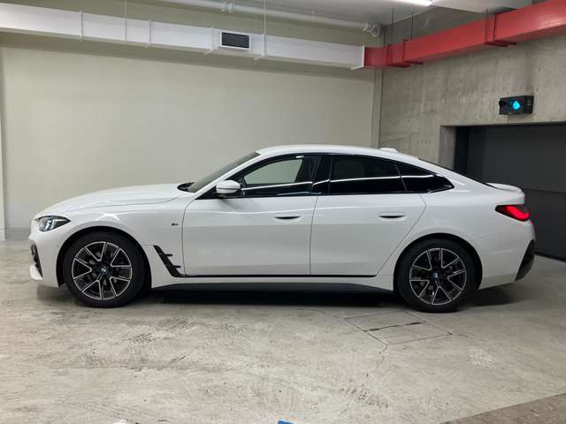 【拘りのFR】BMWが多く採用するFR車。ダイレクトでスポーティな加速感・シャープなハンドリングを実現。縦置きエンジンレイアウトにより、フラットで上質な乗り味です。