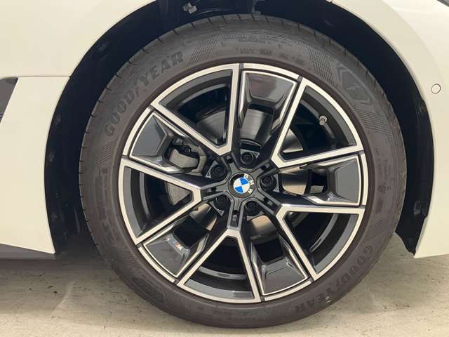 【BMWアロイホイル】軽量かつ強度に拘ったアロイホイル。走行性能ポテンシャルを引き出す設計。車の足元を引き締めてくれる大きなポイントはアロイホイルです。