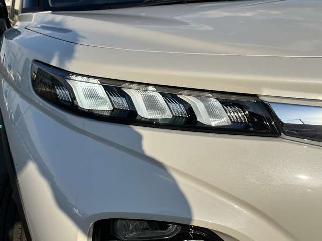 LEDヘッドライト。暗い夜道も明るく照らしてくれます。