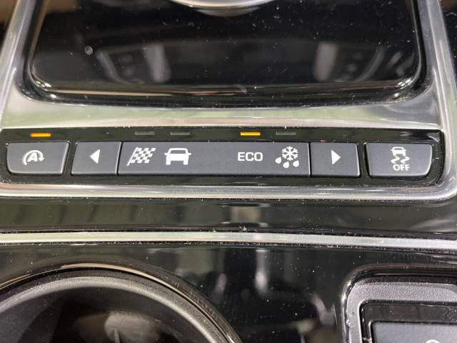 JaguarDriveコントロール　標準・エコ・ダイナミック・ウィンターの各モードを選択可能。ステアリング、スロットルレスポンス、シフトポイントを最適化。アイドリングストップも♪