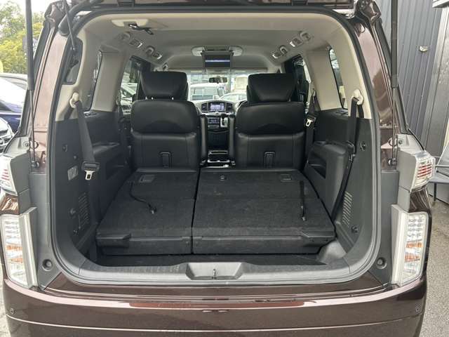 シートを床下に格納して、トランク内が更に広く使用可能です♪女性でも簡単にできますよ！