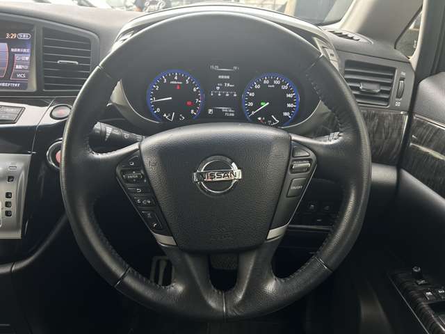 ステアリング◎　車で触れる機会の多いハンドルですが、クリーニング済みで使用感も少なく綺麗ですよ(^^)/高さ調整できる車種ではそれぞれに合わせて使用可能です.