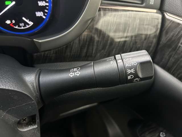 夜間自動点灯で明るく照らしてくれるオートライト