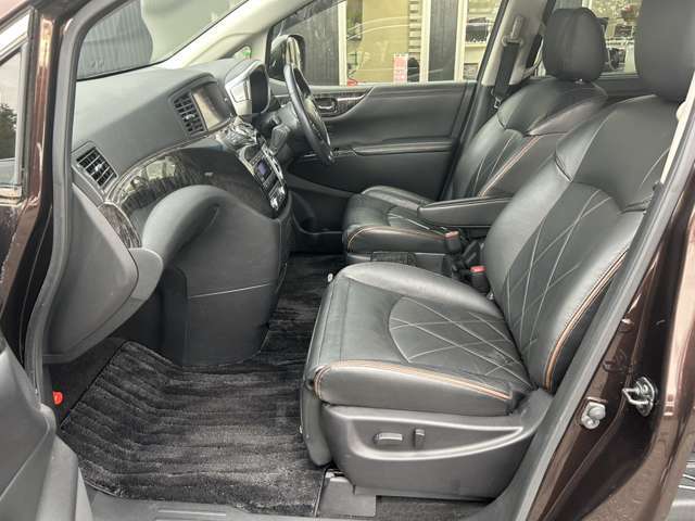 運転席側シート　使用感少なく綺麗です 運転席まわりには十分なスペースがあり、大柄な方でもゆったり運転していただける環境です内装程度良好です